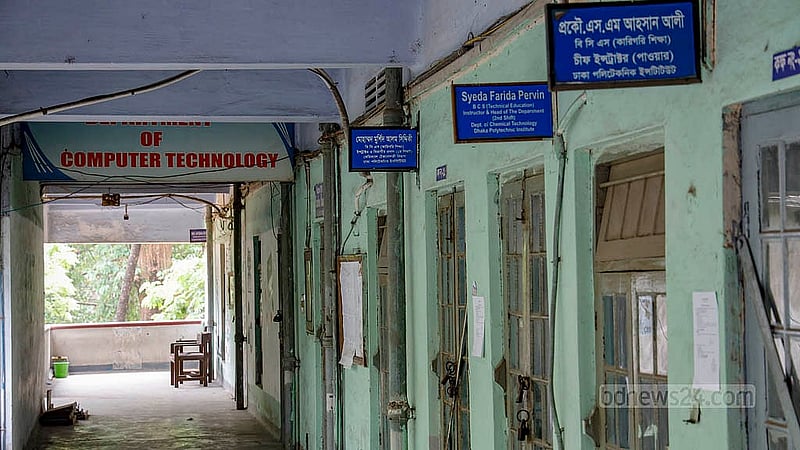 শিক্ষার্থীদের আন্দোলনে বন্ধ ঢাকা পলিটেকনিক ইনস্টিটিউটের কার্যক্রম। শিক্ষার্থীরা না থাকায় প্রতিষ্ঠানটির শিক্ষকদেরও দেখা মেলেনি শনিবার। প্রতিটি কক্ষে ঝুলছে তালা