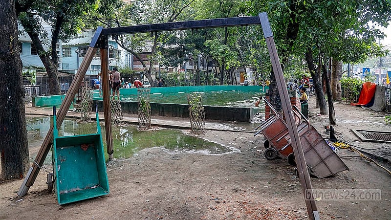 লালমাটিয়ার ত্রিকোন পার্কে বাচ্চাদের জন্য দোলনার কাঠামো থাকলেও দোলনা নেই। কে বা কারা সেটি খুলে নিয়ে গেছে