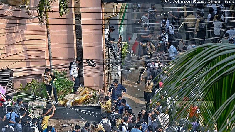 যাত্রাবাড়ীর ড. মাহবুবুর রহমান মোল্লা কলেজের এক শিক্ষার্থীর মৃত্যুর ঘটনার জেরে রোববার দুপুরে পুরান ঢাকার ঢাকা ন্যাশনাল মেডিক্যাল ইনস্টিটিউট হাসপাতালে ভাঙচুর করে একদল শিক্ষার্থী।