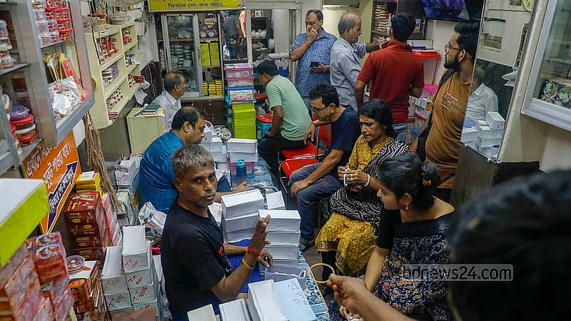 দুর্গাপূজা উপলক্ষে শাঁখারিবাজারের একটি দোকানে কেনাকাটা সারছেন সনাতন ধর্মাবলম্বীরা