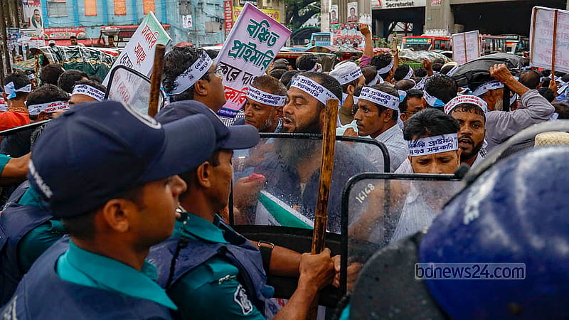 জাতীয়করণের দাবিতে যমুনা অভিমুখে যাত্রা শুরু করা বেসরকারি প্রাথমিক শিক্ষকদের সোমবার বিকালে ছত্রভঙ্গ করে প্রেস ক্লাবের সামনে থেকে সরিয়ে দেয় পুলিশ