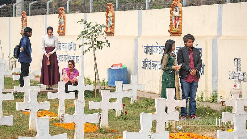 বড়দিন উপলক্ষ্যে বুধবার ঢাকার তেজগাঁওয়ের হলি রোজারি চার্চে খ্রিষ্টান কবরস্থানে প্রয়াত স্বজনদের জন্য প্রার্থনা।