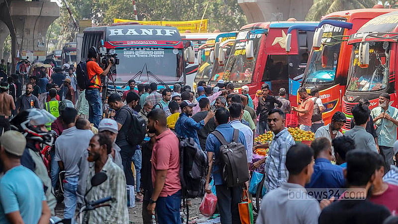 লম্বা ছুটি ঘিরে কয়েকদিন ধরেই ঢাকা ছাড়ছে মানুষ; শুক্রবার সায়দাবাদ বাস টার্মিনালে তাই যাত্রীদের চাপ ছিল কম