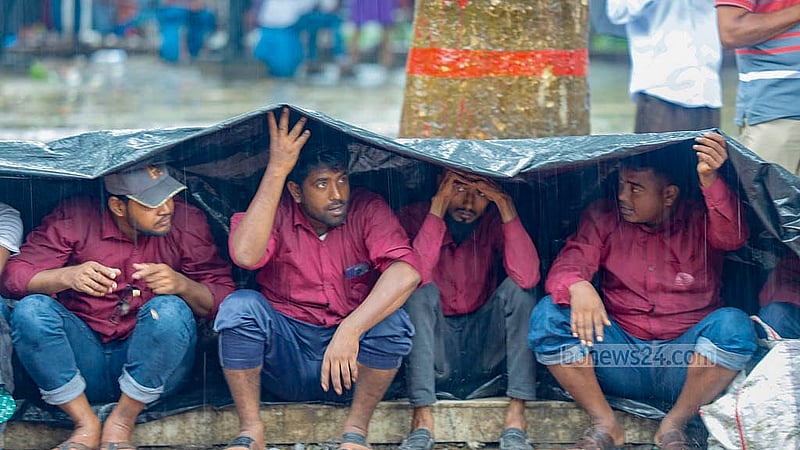 নিম্নচাপের কারণে বৃহস্পতিবার সকাল থেকে রাজধানীসহ দেশের বিভিন্ন এলাকায় একনাগাড়ে বৃষ্টি হচ্ছে। এর মধ্যেই কেন্দ্রীয় শহীদ মিনারে আন্দোলন চালিয়ে যাচ্ছেন পল্লী বিদ্যুৎ সমিতির কর্মীরা