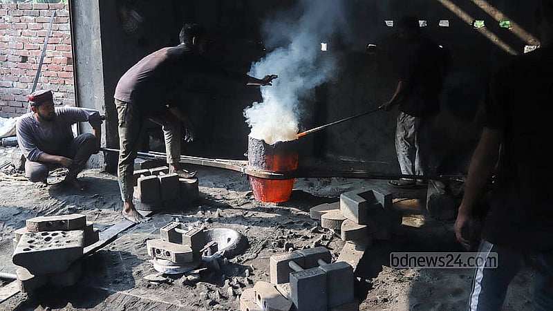 গলানো তরল ধাতু ছাঁচে ফেলার প্রস্তুতি চলছে। এ কাজ অনেক ঝুঁকিপূর্ণ হলেও কারখানাগুলোতে শ্রমিকদের নিরাপত্তা নিয়ে রয়েছে প্রশ্ন