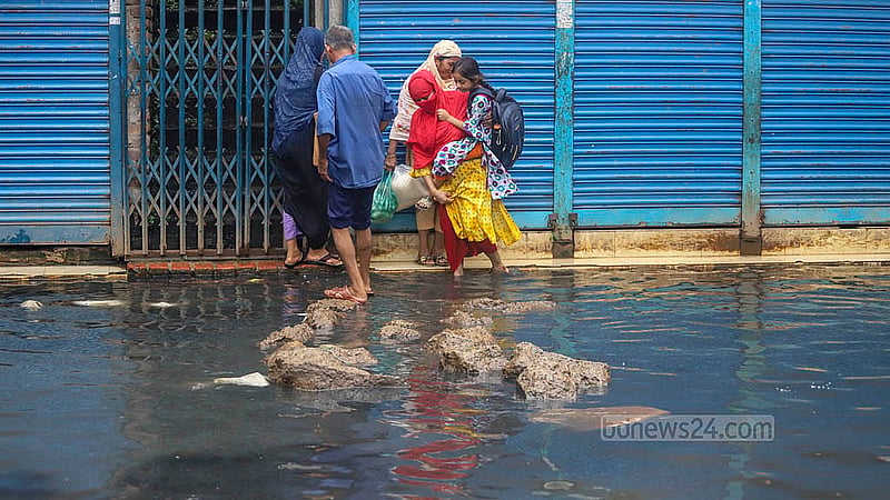 সড়কে দীর্ঘদিন ধরে জমে থাকা ময়লা পানির ভেতর দিয়েই চলাচল করতে হয় রাজধানীর উত্তর জুরাইনের ‘পাইপ রাস্তার’ আশপাশের বাসিন্দাদের