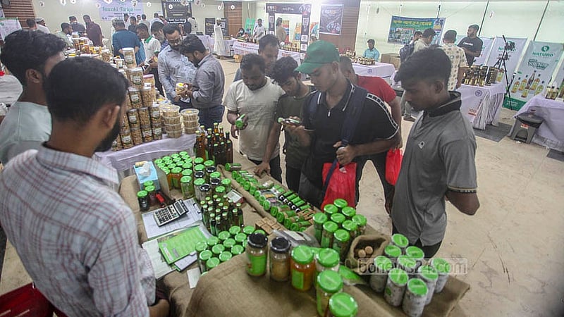 ঢাকার তেজগাঁওয়ে বিসিক ভবনে মধু মেলায় দর্শনার্থীদের ভিড়। পাঁচ দিনের এ মেলা চলবে বৃহস্পতিবার পর্যন্ত