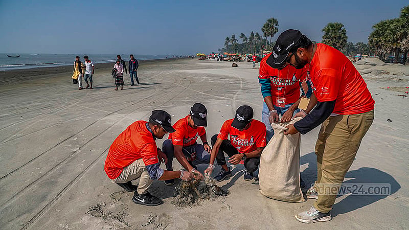সমুদ্র সৈকতে প্লাস্টিক ও অপচনশীল আবর্জনা পরিষ্কার কাজে অংশ নেন বিভিন্ন বিশ্ববিদ্যালয়ের শিক্ষার্থীরাও।