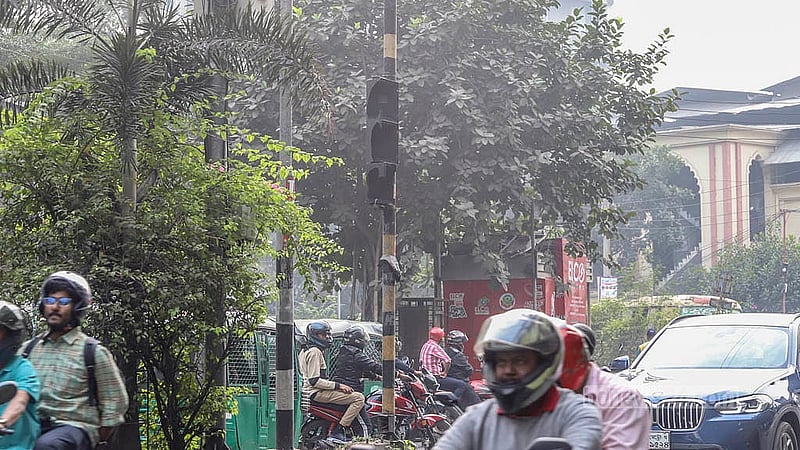 ঢাকার কাকরাইল মসজিদের সামনে ভাঙাচোরা ট্রাফিক বাতি