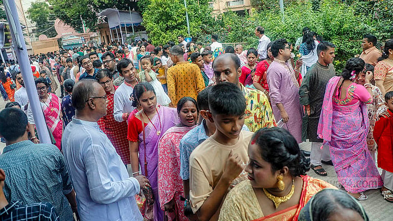 অষ্টমীতে মঙ্গলবার ঢাকার রামকৃষ্ণ মিশনে কুমারী পূজায় সনাতন ধর্মাবলম্বীদের ভিড়