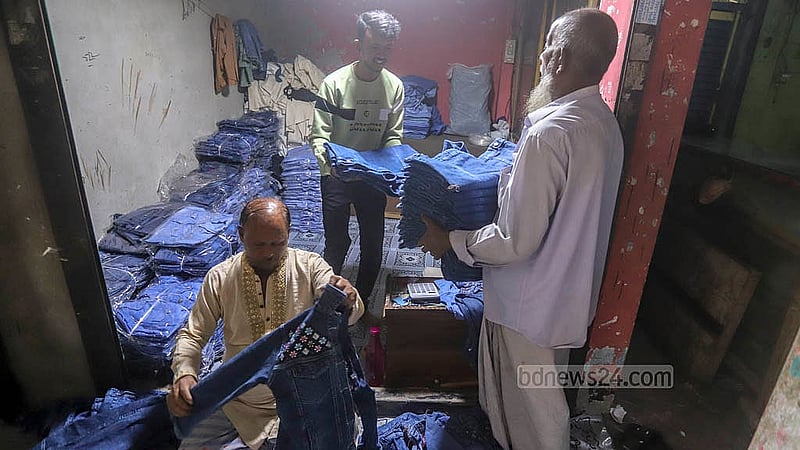 গার্মেন্টে তৈরি পোশাক এনে রাখা হচ্ছে পাইকারি দোকানে