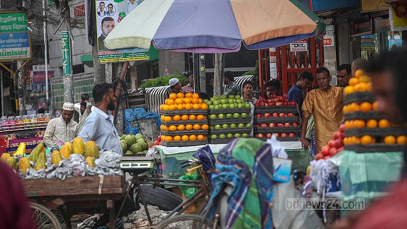 রাজধানীর নয়া পল্টনে ভিআইপি সড়কে শুক্রবারের ভ্রাম্যমাণ বাজারে ভ্যানে করে ফল নিয়ে আসেন বিক্রেতারা