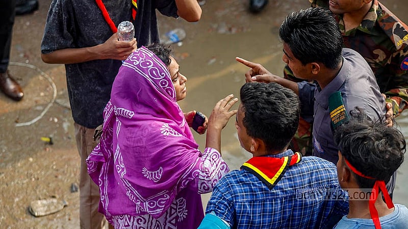 ঢাকার দিয়াবাড়িতে মাইলস্টোন স্কুল অ্যান্ড কলেজে বিমান বাহিনীর যুদ্ধবিমান বিধ্বস্ত হওয়ার পর উদ্ধারকাজের সময় শিক্ষার্থীদের স্বজনরা ভেতরে ঢুকতে চাইলে তাদের বাধা দেওয়া হয়