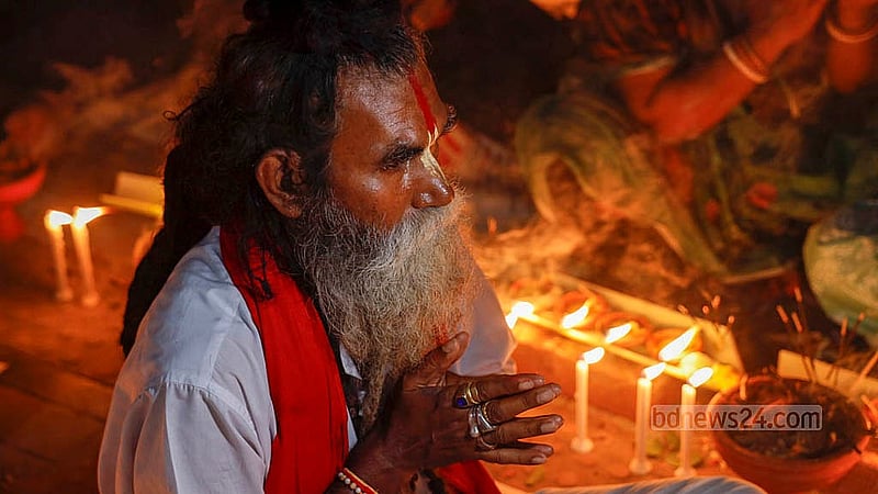 নারায়ণগঞ্জের বারদী লোকনাথ আশ্রমে মঙ্গলবার ‘রাখের উপবাস’ বা ‘কার্তিক ব্রত’ অনুষ্ঠানে প্রার্থনারত এক ভক্ত
