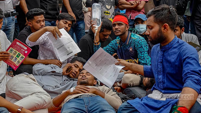 ঢাকার সরকারি তিতুমীর কলেজকে বিশ্ববিদ্যালয়ে রূপান্তরের দাবিতে অনশনরত এক শিক্ষার্থী বৃহস্পতিবার অসুস্থ হয়ে পড়লে তাকে স্যালাইন দেওয়া হয়
