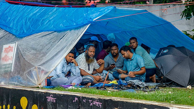 কেন্দ্রীয় শহীদ মিনারে গত কয়েকদিন ধরে লাগাতার আন্দোলন চালিয়ে আসছেন পল্লী বিদ্যুৎ সমিতির কর্মীরা। রাতেও তারা অবস্থান করছেন কেন্দ্রীয় শহীদ মিনারে