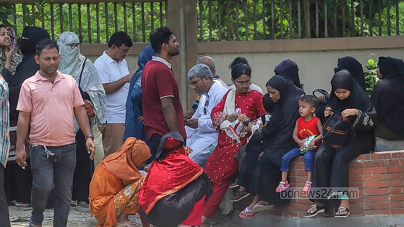 বন্দীদের সাক্ষাৎ পেতে ঢাকা কেন্দ্রীয় কারাগারের বাইরে অপেক্ষায় স্বজনেরা