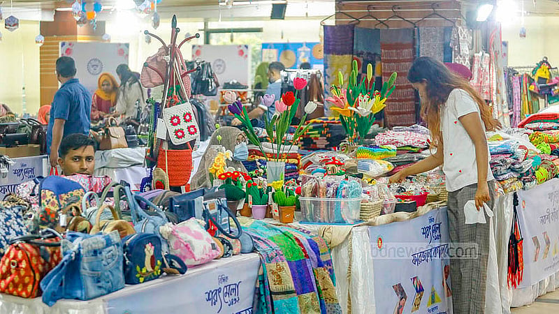 ঢাকার তেজগাঁও বিসিক ভবনে শরৎ মেলায় বিভিন্ন স্টল ঘুরে দেখছেন ক্রেতা-দর্শনার্থীরা। পাঁচ দিনের এ মেলা শুরু হয় রোববার