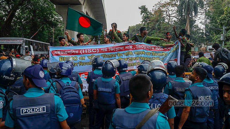 ডিপ্লোমা ইন নার্সিং ও মিডওয়াইফারি ডিগ্রি বাস্তবায়ন কমিটির ব্যানারে শিক্ষার্থীরা বুধবার দুপুরে শাহবাগ থানার সামনে অবস্থান নিয়ে সড়ক অবরোধ করেন