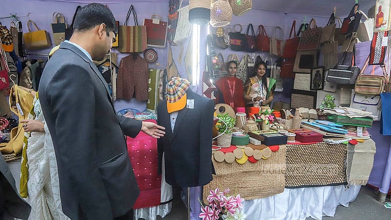 ঢাকার তেজগাঁওয়ে বৃহস্পতিবার পাটপণ্য মেলা ঘুরে দেখছেন দর্শনার্থীরা