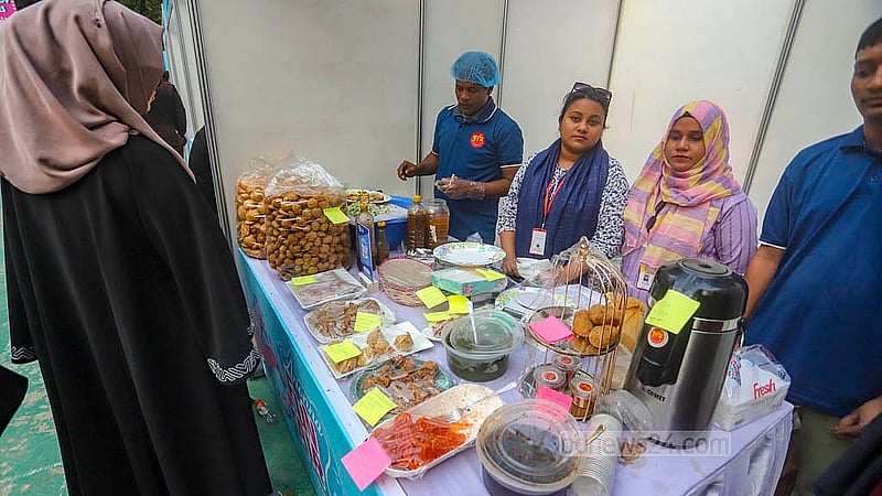 ঢাকার গুলশানে বিচারপতি শাহাবুদ্দিন পার্কে ‘ফান ফেয়ারে’ বিভিন্ন খাবারের স্টলও বসে