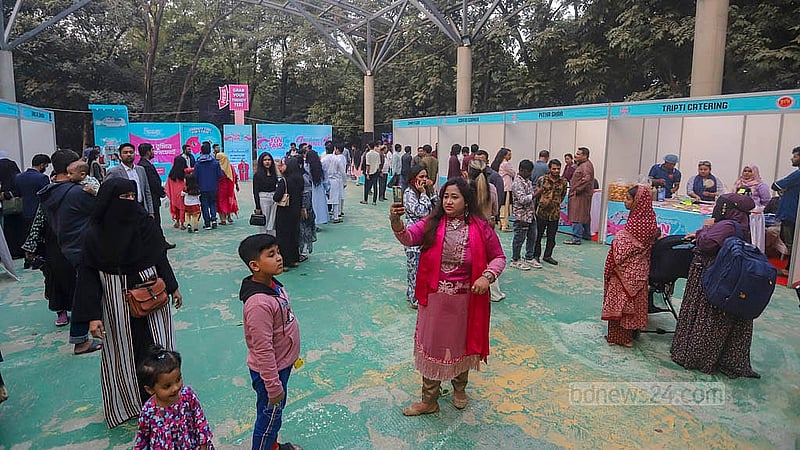 ঢাকার গুলশানে বিচারপতি শাহাবুদ্দিন পার্কে শুক্রবার মেঘনা গ্রুপের ব্র্যান্ড ফ্রেশ অনন্যা স্যানিটারি ন্যাপকিনের মেলায় মানুষের ভিড়