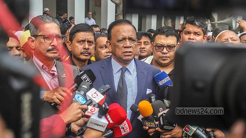 অন্তর্বর্তী সরকারের উপদেষ্টা হাসান আরিফের জানাজা শেষে কথা বলেন আইনজীবী সমিতির সভাপতি এ এম মাহবুব উদ্দিন খোকন