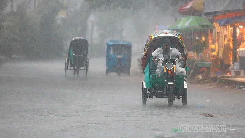 ঢাকার শাহবাগ এলাকায় আষাঢ়ী বৃষ্টির মধ্যে যাত্রী নিয়ে গন্তব্যের পথে রিকশা চালকরা