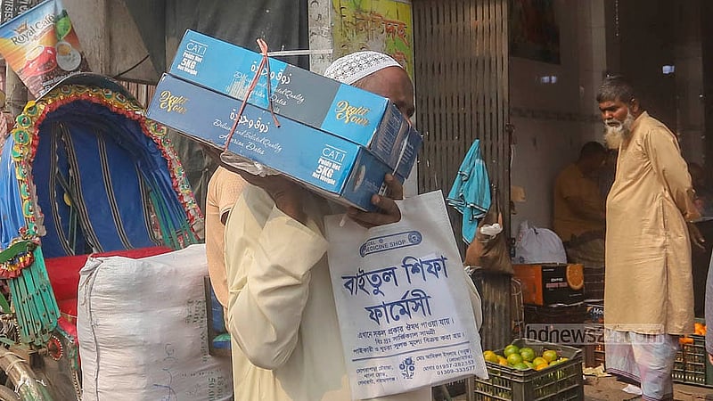 পুরান ঢাকার বাদামতলি পাইকারি আড়ত থেকে খুচরায় খেজুর কিনছেন অনেকেই। স্থানীয় বাজারের খেজুরের দাম বেশি হওয়ায় বাদামতলিতে আসেন অনেক ক্রেতা