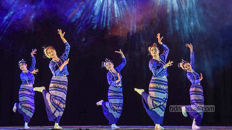 আন্তর্জাতিক নৃত্য দিবস উপলক্ষে মঙ্গলবার জাতীয় নাট্যশালা মিলনায়তনে শিল্পীদের নৃত্য পরিবেশনা।