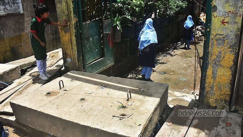 বিদ্যালয়ের সামনে সড়কের ড্রেন নির্মাণের কাজ চলায় চট্টগ্রাম পশ্চিম বাকলিয়া সরকারি প্রাথমিক বিদ্যালয়ে তৈরি হয়েছে জলাবদ্ধতা
