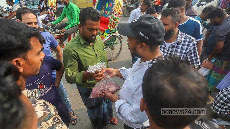 রাজধানীতে কোরবানির মাংসের অস্থায়ী এ বাজারের বিক্রেতারা নিম্ন আয়ের মানুষ। ঈদের দিন দুপুর পর্যন্ত বাড়ি বাড়ি ঘুরে মাংস সংগ্রহের পর বিক্রির জন্য নিয়ে আসেন নয়াবাজার এলাকায়