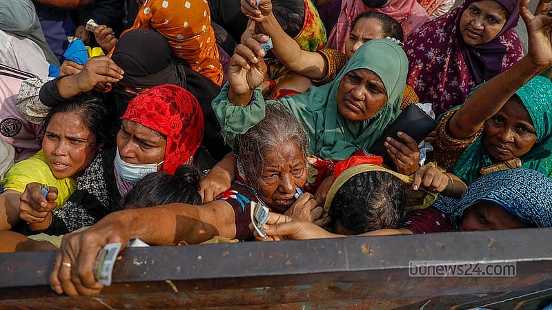 কে কার আগে ট্রাক থেকে পণ্য নেবেন তা নিয়ে লাইনে দাঁড়িয়ে হট্টগোল শুরু করে দেন নারীরা। ঢাকার মানিক মিয়া অ্যাভিনিউতে টিসিবির ট্রাকের সামনে নারীদের তেমনই এক জটলা