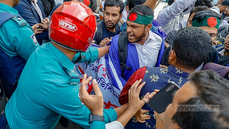 সরকারি চাকরিতে আবেদনের বয়স ৩৫ বছর করার দাবিতে বুধবার দুপুরে রাষ্ট্রীয় অতিথি ভবন ‘যমুনায়’ যাওয়ার চেষ্টা করলে শাহবাগ থানার সামনে পুলিশ আন্দোলনকারীদের থামিয়ে দেয়। একপর্যায়ে সেখানে পুলিশ ও আন্দোলনকারীদের মধ্যে ধাক্কাধাক্কি শুরু হয়