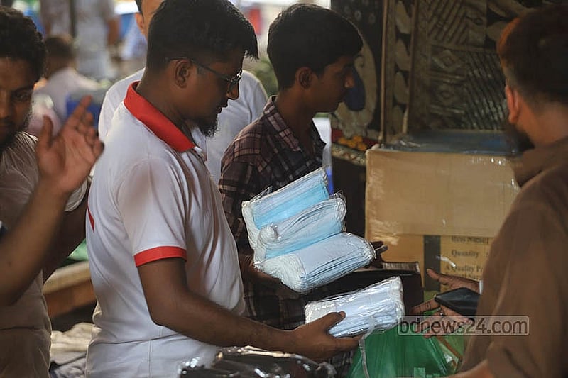 রাজধানীর বাবুবাজার ব্রিজের নিচে মাস্কের পাইকারি বাজার সয়লাব নিন্ম মানের নকল মাস্কে। কিছুটা সস্তায় পাওয়া যায় বলে পাইকারি এ বাজারে দূর থেকে মাস্ক কিনতে আসেন অনেক খুচরা বিক্রেতা