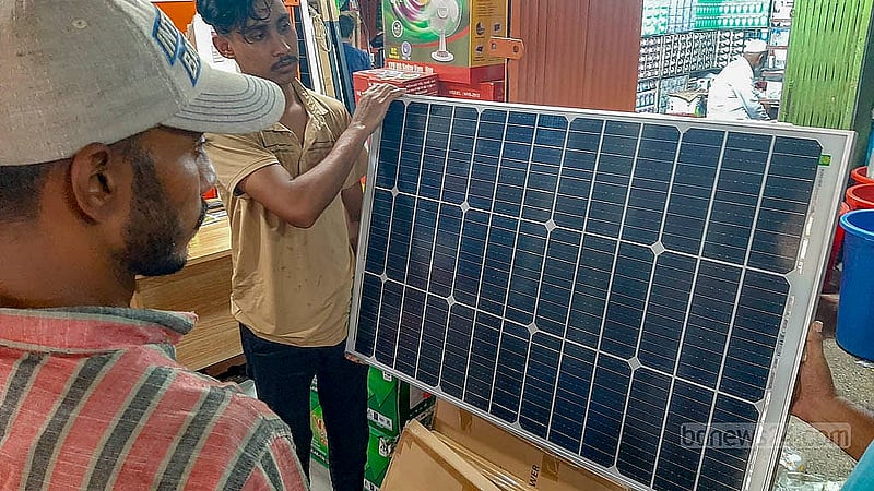 ঢাকার কাপ্তান বাজার কমপ্লেক্সে একটি দোকানে সোলার প্যানেল দেখছেন একজন ক্রেতা।