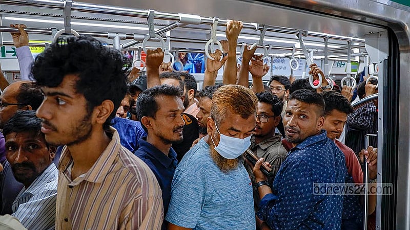 কোটাবিরোধী আন্দোলনে রাস্তায় যানবাহন চলাচল বন্ধ থাকায় সোমবার বিকালে মেট্রোরেল ছিল ভিড়ে ঠাসা
