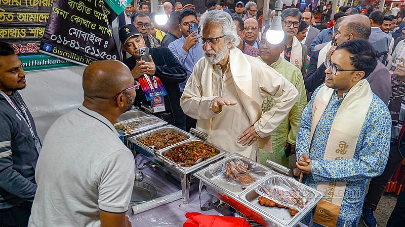 খাদ্য উৎসব উদ্বোধন করে বিভিন্ন স্টল ঘুরে ঘুরে দেখেন বিমান ও পর্যটন মন্ত্রণালয়ের উপদেষ্টা এ এফ হাসান আরিফ