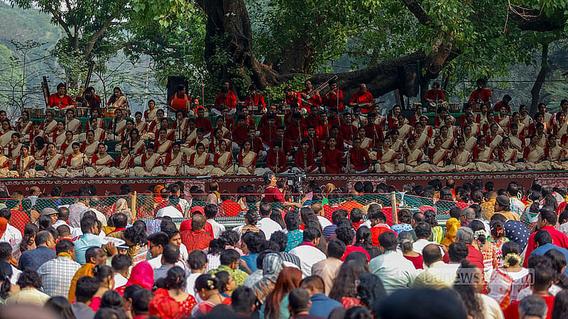 ঢাকার রমনা বটমূলে সোমবার বাংলা বর্ষবরণের অনুষ্ঠানে গান গাইছেন ছায়ানটের শিল্পীরা