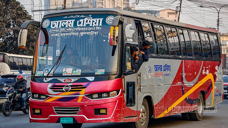 গতবছর ট্রাফিক পুলিশ, বাস মালিক সমিতি ও শ্রমিক সংগঠনের নেতাদের বৈঠকে সিদ্ধান্ত হয়েছিল, দূরপাল্লার বাস চলবে ‘গেইট লক’ করে। কিছুদিন এই নিয়ম মানা হলেও এখন তার বালাই নেই