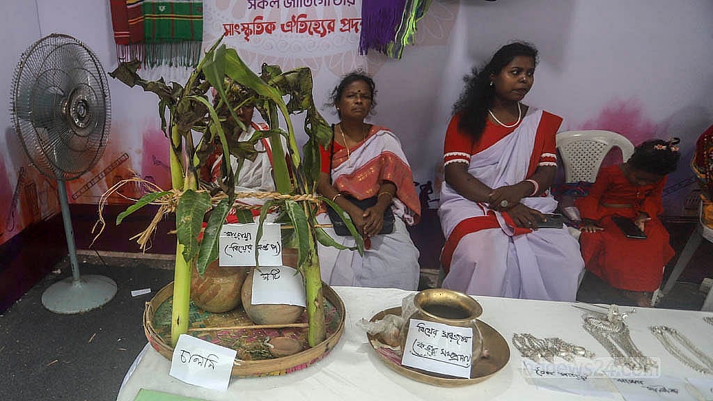 বাংলা একাডেমি প্রাঙ্গণে ‘সকল জাতিগোষ্ঠীর সাংস্কৃতিক ঐতিহ্যের প্রদর্শনীতে’ কড়া সম্প্রদায়ের বিয়ের বিভিন্ন জিনিস