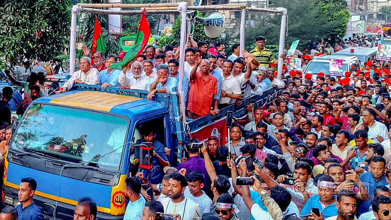‘জাতীয় বিপ্লব ও সংহতি দিবস’ উপলক্ষে শুক্রবার বিএনপির শোভাযাত্রায় হাজারো নেতাকর্মী ও সমর্থকের ঢল নামে।