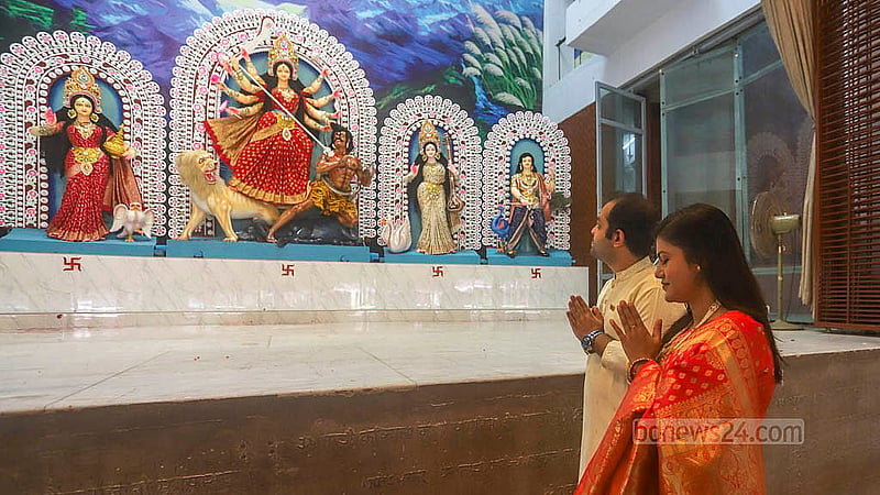ষষ্ঠীপূজার মধ্য দিয়ে বুধবার শুরু হল দুর্গাপূজার আনুষ্ঠানিকতা। পুরান ঢাকার ঢাকেশ্বরী জাতীয় মন্দিরে দেবী প্রতিমাকে প্রণাম করছেন এক দম্পতি