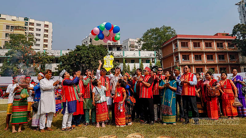 লালমাটিয়া হাউজিং সোসাইটি স্কুল অ্যান্ড কলেজ মাঠে শুক্রবার বেলুন উড়িয়ে গারোদের ওয়ানগালা উৎসবের উদ্বোধন করা হয়