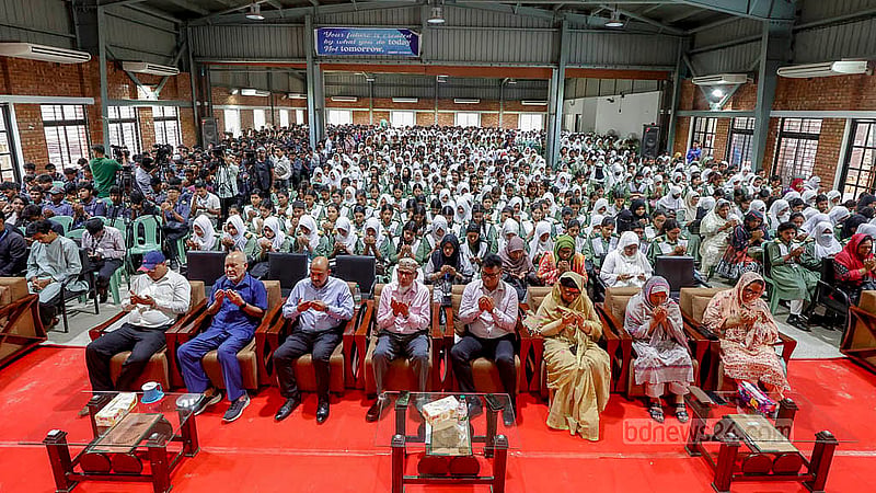 মাইলস্টোন স্কুল ক্যাম্পাসে বিমান বিধস্তের ঘটনায় হতাহতদের স্মরণে রোববার প্রতিষ্ঠানটির মিলনায়তনে দোয়া মাহফিল ও স্মরণসভায় নবম, দশম ও দ্বাদশ শ্রেণির শিক্ষার্থী ও শিক্ষকরা অংশ নেন
