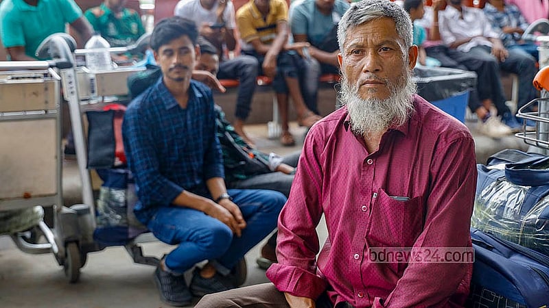 মোহাম্মদ জহুরুল ইসলাম সন্তানকে বিদায় জানাতে বিমান বন্দরে এসেছেন। কিন্তু ফ্লাইটের টিকেট না হওয়ায় সন্তানের সঙ্গে শুক্রবার সকাল থেকে অপেক্ষায় আছেন তিনি