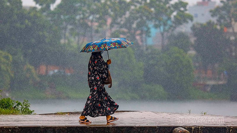 নিম্নচাপের কারণে রোবাবর দিনভর রাজধানীতে হচ্ছে বৃষ্টি
