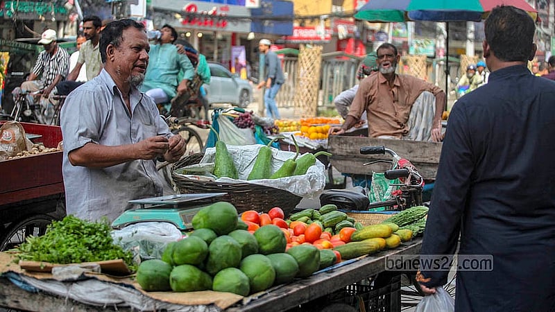 রাজধানীর নয়া পল্টনে ভিআইপি সড়কে অস্থায়ী বাজারে আনা সবজি। অন্য বাজারের তুলনায় দাম খানিকটা কম হওয়ায় এ বাজারে বিক্রি হয় বেশি