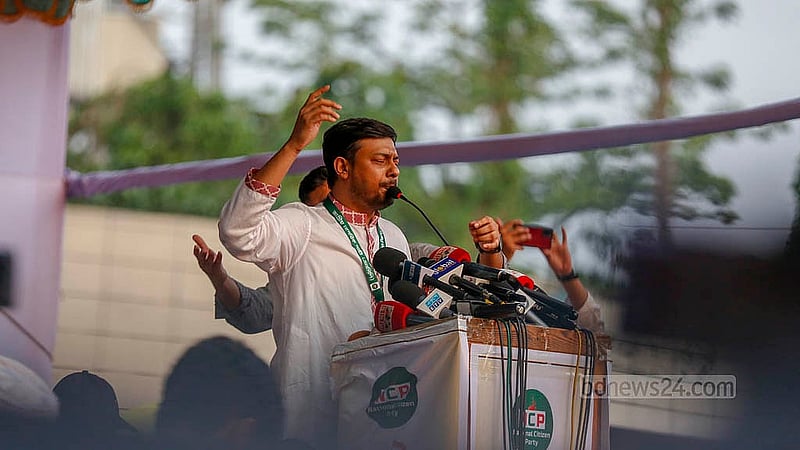 বায়তুল মোকাররম জাতীয় মসজিদের দক্ষিণ গেইটের সামনে শুক্রবার এনসিপির বিক্ষোভ-সমাবেশে বক্তব্য দেন দলের মুখ্য সমন্বয়ক নাসীরুদ্দীন পাটয়ারী।