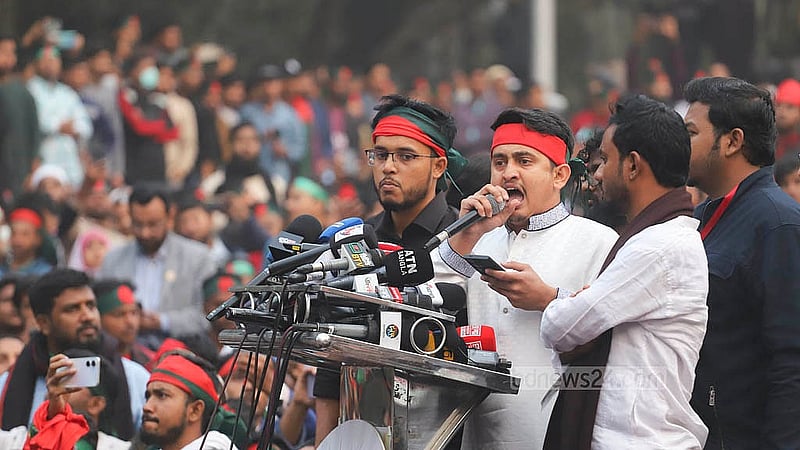 কেন্দ্রীয় শহীদ মিনারে বৈষম্যবিরোধী ছাত্র আন্দোলনের ‘মার্চ ফর ইউনিটি’ কর্মসূচিতে বক্তব্য দেন জাতীয় নাগরিক কমিটির মুখ্য সংগঠক সারজিস আলম
